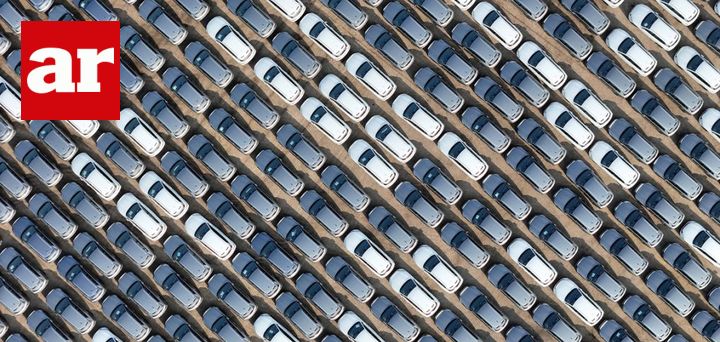 Unverkaufte Autos sammeln sich in Europas Häfen