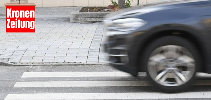 Mädchen auf Schutzweg von Pkw erfasst: Verletzt